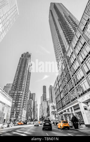 Décembre, 2018 : Noir et blanc d'énormes beaux bâtiments avec taxi jaune au centre-ville de Manhattan. Banque D'Images