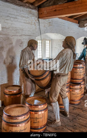 Un affichage dans le magasin à poudre à Upnor Castle, un fort d'artillerie de l'époque élisabéthaine sur la péninsule dans le Kent, Hoo montre la manipulation des barils de poudre. Banque D'Images