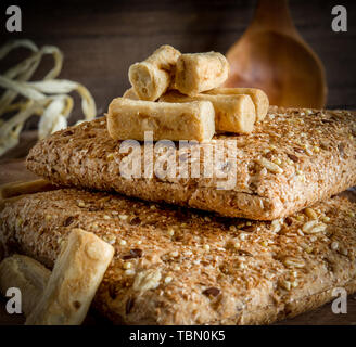 Morceau de pain avec différentes graines de céréales Banque D'Images