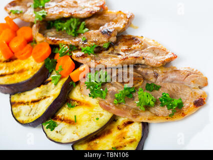 De délicieuses côtelettes de mouton mariné grillé accompagné de l'aubergine et la carotte Banque D'Images