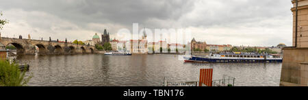 Prague, République tchèque - 17 mai 2019 : Panorama de la Vltava et le pont Charles au bord de l'eau avec les touristes des bateaux touristiques à Prague, République tchèque. Banque D'Images