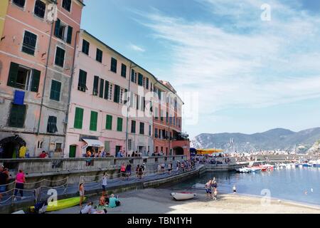 Vernazza, Italie- Septembre 18, 2018 : Avis de la ville dans la mer Ligure de l'ancienne et typique village des Cinque Terre en été Banque D'Images