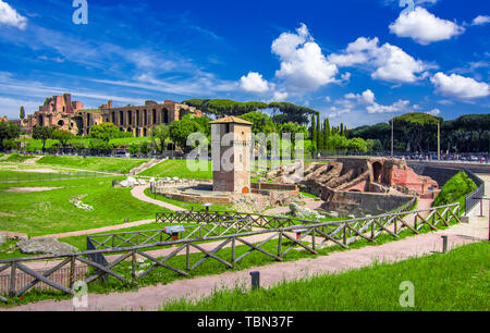 Rome, Italie : le Circus Maximus, dans un beau jour d'été. Le Circus Maximus est un ancien stade de course de char romain et lieu de divertissement de masse Banque D'Images