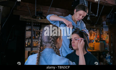 L'artiste de maquillage et coiffure Femme travaillant avec client Banque D'Images