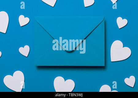 Le jour de père lettre. Enveloppe bleue avec des coeurs blanc Banque D'Images