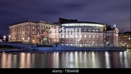 Édifice du gouvernement suédois sur Helgeandsholmen à Stockholm, Suède la nuit Banque D'Images