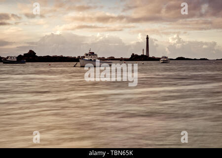 Le phare sur l'Ile Vierge et de l'océan à Plouguerneau dans le Finistère Bretagne France Banque D'Images