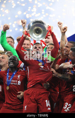 Le capitaine Jordan Henderson de Liverpool soulève le trophée après la finale whistleduring finale de la Ligue des champions à l'Estadio Metropolitano, Madrid Banque D'Images