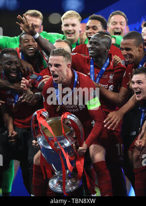 Le capitaine Jordan Henderson de Liverpool soulève le trophée après la finale whistleduring finale de la Ligue des champions à l'Estadio Metropolitano, Madrid Banque D'Images