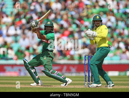 Quinton de l'Afrique du sud de Kock (à droite) et le Bangladesh's Shakib Al Hasan au cours de l'ICC Cricket World Cup phase groupe match à l'ovale, Londres. Banque D'Images