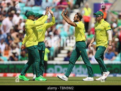 L'Afrique du Sud Imran Tahir (deuxième à droite) célèbre après avoir pris le guichet du Bangladesh's Shakib Al Hasan au cours de l'ICC Cricket World Cup phase groupe match à l'ovale, Londres. Banque D'Images