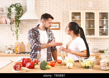 Jeune couple se disputer dans la cuisine Banque D'Images