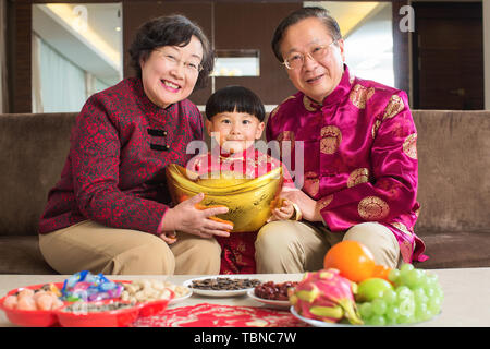 La famille accueille le Nouvel An chinois. Banque D'Images