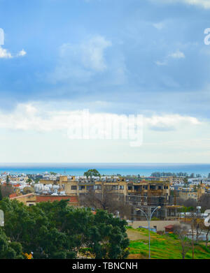 Skyline de Paphos en journée ensoleillée, Chypre Banque D'Images