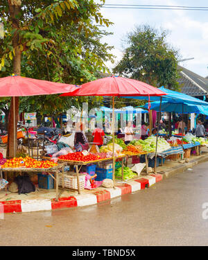 PAI, THAÏLANDE - 10 janvier 2017 : Les gens d'acheter des aliments frais à l'épicerie du marché de l'alimentation en Thaïlande Pai city street Banque D'Images