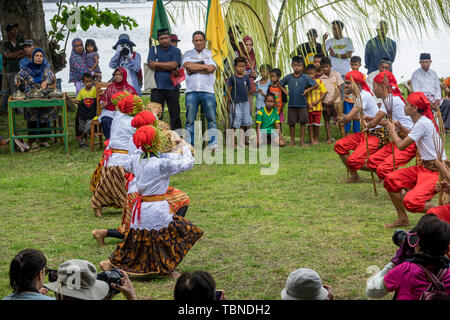 Les danseurs de Banda Neira effectuer l'histoire de l'îles aux épices à la cérémonie d'accueil pour le navire du Ponant L'Austral Banque D'Images