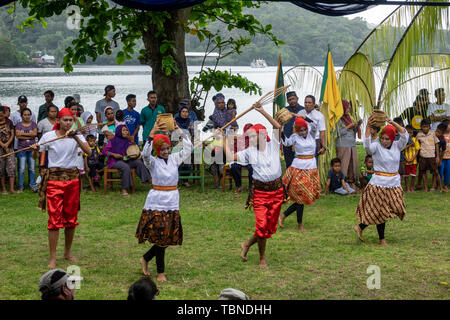Les danseurs de Banda Neira effectuer l'histoire de l'îles aux épices à la cérémonie d'accueil pour le navire du Ponant L'Austral Banque D'Images