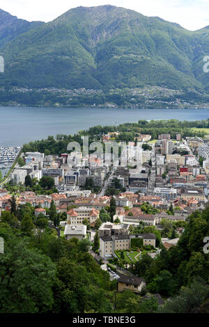 Vue aérienne d'appartements modernes avec vue sur le Lac Majeur, Locarno, Suisse Banque D'Images