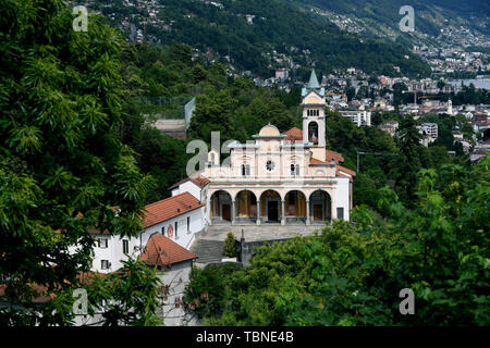 Madonna del Sasso, monastère médiéval surplombant le Lac Majeur à Locarno, Suisse. Banque D'Images