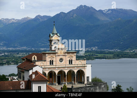 Madonna del Sasso, monastère médiéval surplombant le Lac Majeur à Locarno, Suisse. Banque D'Images