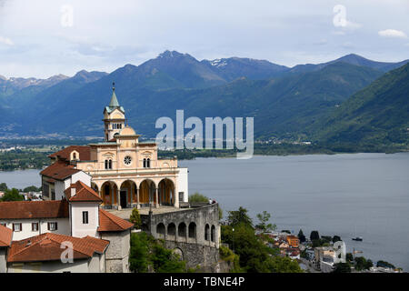 Madonna del Sasso, monastère médiéval surplombant le Lac Majeur à Locarno, Suisse. Banque D'Images