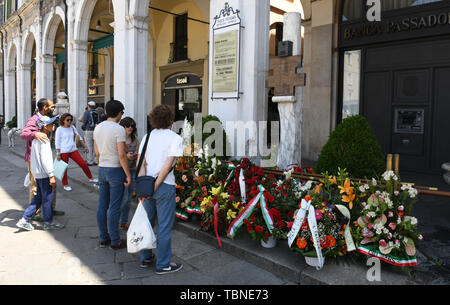 Fleurs fraîches au mémorial des victimes terroristes tuées par les bombardements fascistes en 1974 sur la Piazza della Loggia lors d'une manifestation antifasciste à Brescia. Banque D'Images