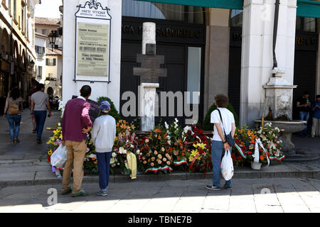 Fleurs fraîches au mémorial des victimes terroristes tuées par les bombardements fascistes en 1974 sur la Piazza della Loggia lors d'une manifestation antifasciste à Brescia. Banque D'Images