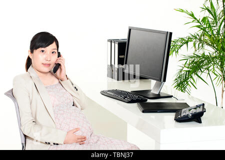 Une femme enceinte par travailleur en col blanc. Banque D'Images