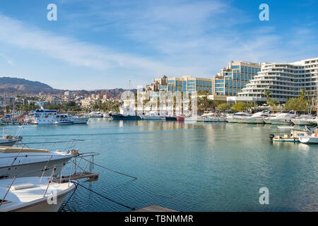 Front de mer de la célèbre station balnéaire d'Eilat - ville sur la mer rouge en Israël Banque D'Images