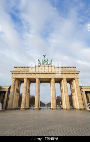 Vue de face de la célèbre Porte de Brandebourg néoclassique (Brandenburger Tor) à Berlin, en Allemagne, lors d'une journée ensoleillée. Copier l'espace. Banque D'Images