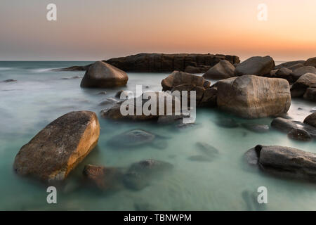 Le rocher et la mer à la couleur de l'heure du coucher du soleil photo avec piscine et faible éclairage sombre paysage marin. Banque D'Images