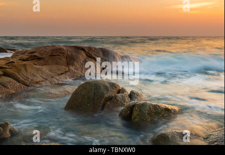 Le rocher et la mer lisse vague dans l'heure du coucher de soleil photo avec piscine et faible éclairage sombre paysage marin. Banque D'Images