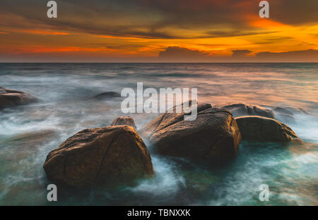 Le rocher et la mer lisse vague dans l'heure du coucher de soleil photo avec piscine et faible éclairage sombre paysage marin. Banque D'Images