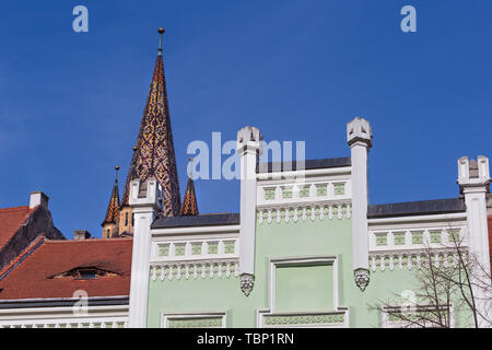 Haut de la tour de la cathédrale évangélique vu de Piata Mica (petit carré) dans la ville de Sibiu, en Transylvanie, Roumanie Banque D'Images