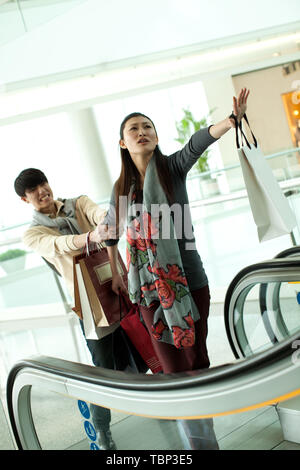 Un couple est allé shopping au centre commercial. Banque D'Images