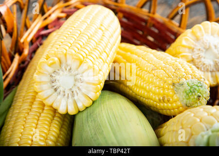 Les épis de maïs dans le panier sur la table. clairement visible la texture de corn Banque D'Images