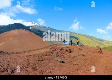 L'Etna, en Sicile, Italie - 9 Avril 2019 : les touristes admirant le paysage volcanique autour de l'Etna. La neige sur le sommet de la montagne. Attraction touristique populaire. Banque D'Images