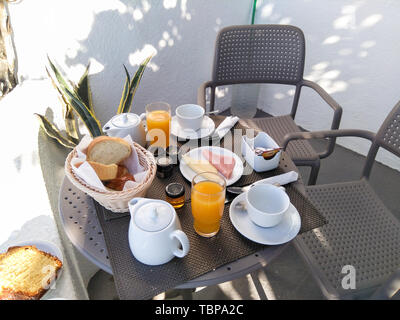 Santorin, Grèce - 23 septembre 2017 : tableau préparé pour le petit déjeuner Banque D'Images