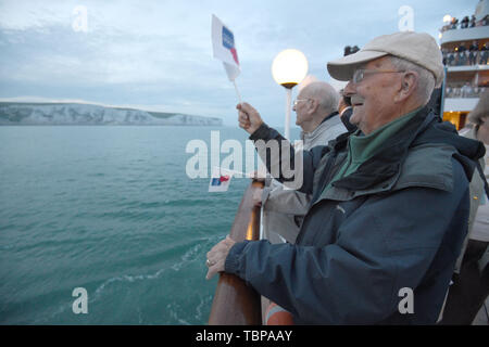 Anciens Combattants agitent des drapeaux de la MV Boudicca lorsqu'elle quitte le port de Douvres, dans le Kent, le premier jour d'un voyage organisé par la Royal British Legion pour le D-Day des anciens combattants pour souligner le 75e anniversaire du D-Day. Banque D'Images