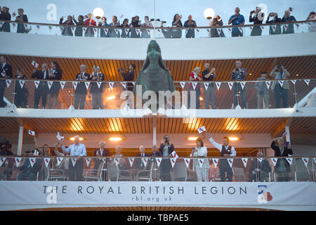 Anciens combattants et membres de l'équipage de l'agitent des drapeaux Boudicca MV lorsqu'elle quitte le port de Douvres, dans le Kent, le premier jour d'un voyage organisé par la Royal British Legion pour le D-Day des anciens combattants pour souligner le 75e anniversaire du D-Day. Banque D'Images