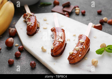 Avec des bâtons de chocolat au lait banane sur la table Banque D'Images