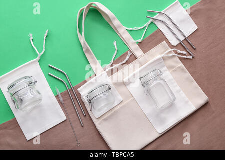 Sacs en tissu, des pots de verre et de métal sur un fond de couleur paille. Concept Zéro déchet Banque D'Images