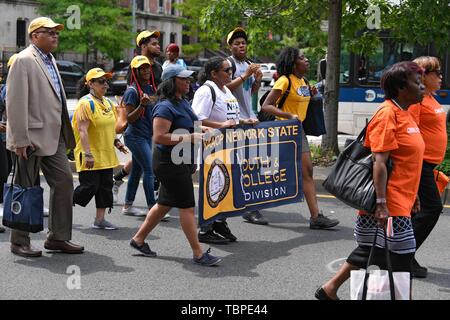 NEW YORK, NY - 01 juin 2019 Des militants : assister à la paix dans les rues : la paix et l'unité Mars à Harlem sur 01 juin 2019 dans la ville de New York. Banque D'Images