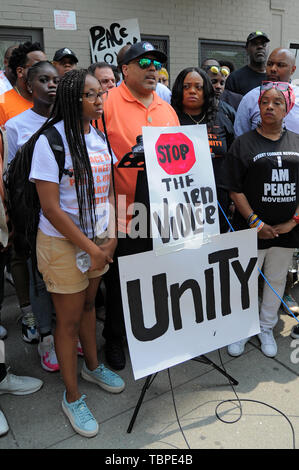 NEW YORK, NY - 01 juin : Derek Perkinson, réseau d'Action National s'exprime à la paix 2019 dans la rue : la paix et l'unité Mars à Harlem sur 01 juin 20 Banque D'Images