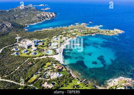 Vue de dessus, superbe vue aérienne de la plage de Romazzino baigné par une belle mer turquoise. La Costa Smeralda (Côte d'Émeraude) Sardaigne (Italie). Banque D'Images