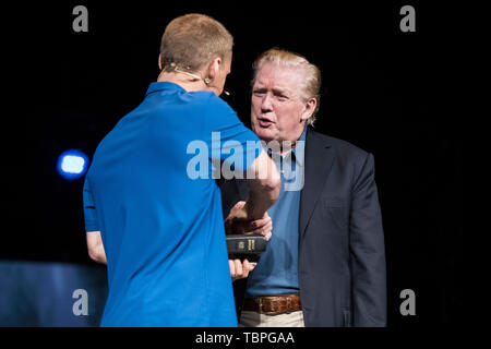 Vienne, États-Unis d'Amérique. 09Th Juin, 2019. Le Président des Etats-Unis, Donald J. Trump fait une visite surprise à McLean Bible Church à Vienne, en Virginie, où le pasteur David Platt a prié pour lui dimanche 2 juin 2019. Crédit : Sarah Silbiger/Piscine via CNP | Conditions de crédit dans le monde entier : dpa/Alamy Live News Banque D'Images