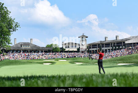 Dublin, OH, USA. 09Th Juin, 2019. Tiger Woods joue un coup de feu de la 18ème green pendant dernier tour jouer au tournoi Memorial Day 2019 présenté par Nationwide à Muirfield Village Golf Club à Dublin, OH. Austyn McFadden/CSM/Alamy Live News Banque D'Images