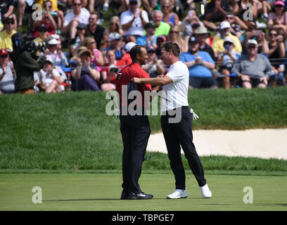 Dublin, OH, USA. 09Th Juin, 2019. Tiger Woods et Keith Mitchell partager un rire après ronde finale jouer au tournoi Memorial Day 2019 présenté par Nationwide à Muirfield Village Golf Club à Dublin, OH. Austyn McFadden/CSM/Alamy Live News Banque D'Images