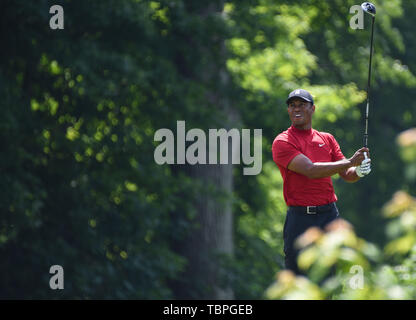 Dublin, OH, USA. 09Th Juin, 2019. Tiger Woods tee's off à partir de la 18ème green pendant dernier tour jouer au tournoi Memorial Day 2019 présenté par Nationwide à Muirfield Village Golf Club à Dublin, OH. Austyn McFadden/CSM/Alamy Live News Banque D'Images