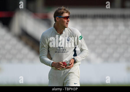 Londres, Royaume-Uni. 02 Jun, 2019. Ollie Rayner de Middlesex au cours de match de championnat entre Specsavers comté Middlesex vs Sussex à la Lords Cricket Ground le dimanche, Juin 02, 2019 à Londres en Angleterre. (Usage éditorial uniquement, licence requise pour un usage commercial. Aucune utilisation de pari, de jeux ou d'un seul club/ligue/dvd publications.) Crédit : Taka G Wu/Alamy Live News Banque D'Images